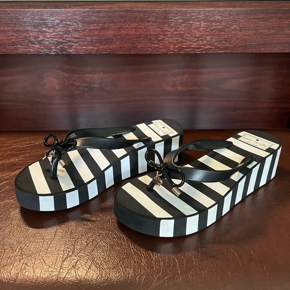 Kate Spade Women’s Platform Flip Flop, Black & White Striped w Bow Heart, Size 7 - Picture 4 of 11